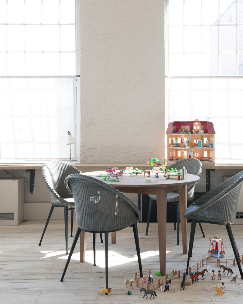 Vincent-Sheppard-Lille-extendable-dining-table-Jack-dining-chair-steel-base