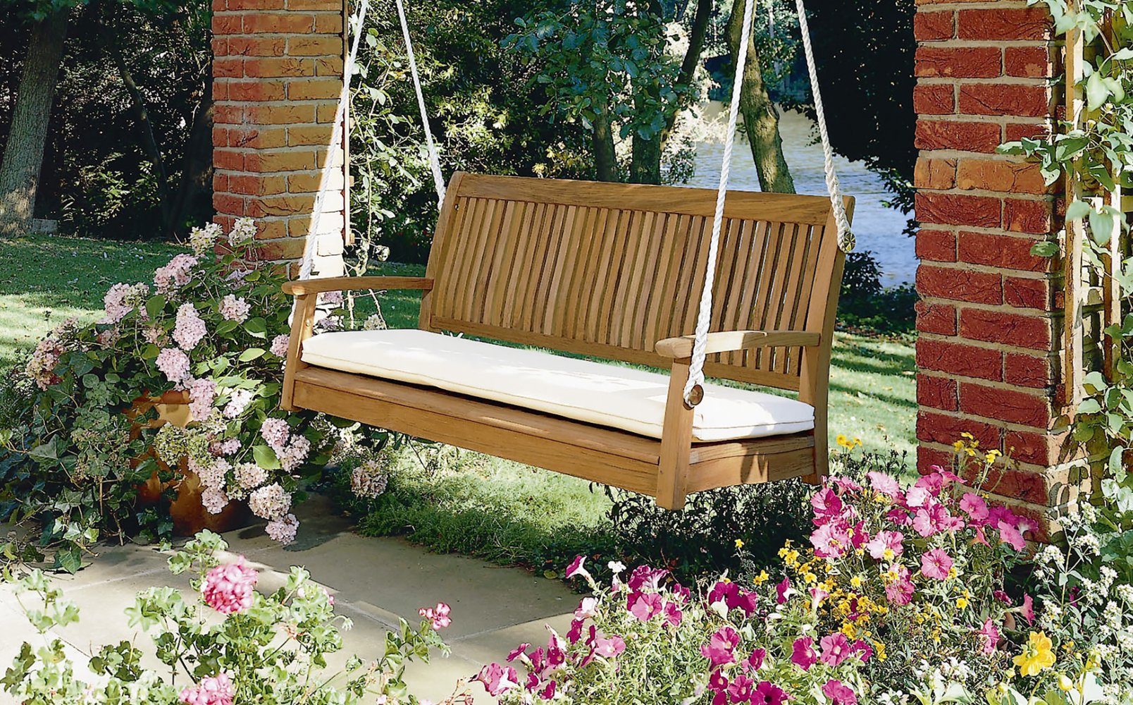 MonacoSwingSeat_1920x1080