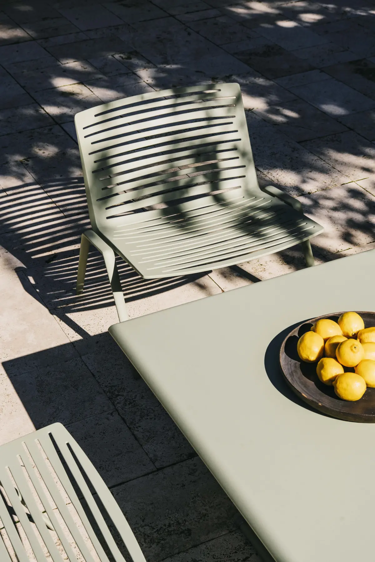 FAST Zebra Lounge Chair in Green Tea Painted Aluminium