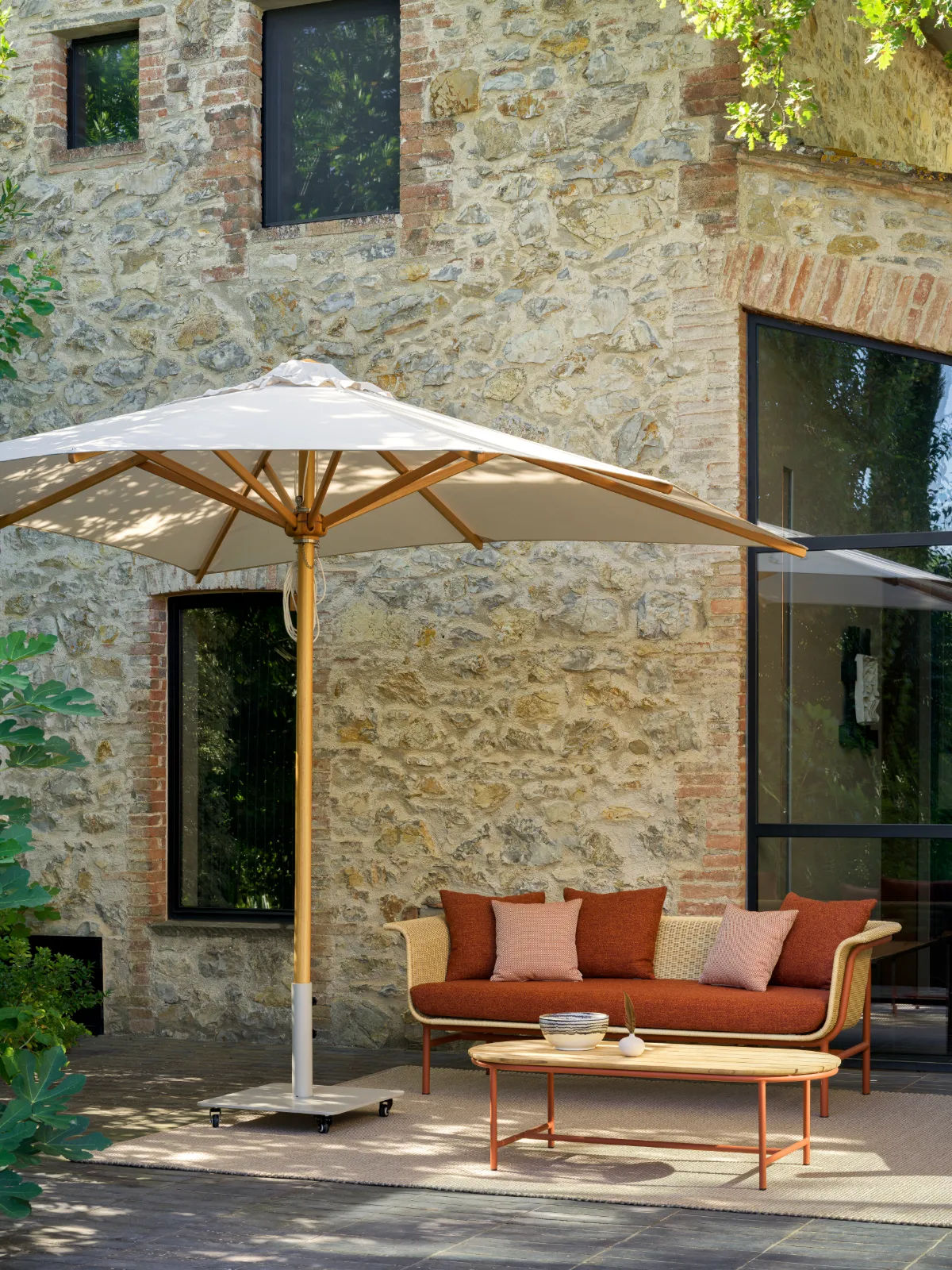 vincent-sheppard-wicked-lounge-sofa-cofee-table-terracotta-florence-parasol-hr