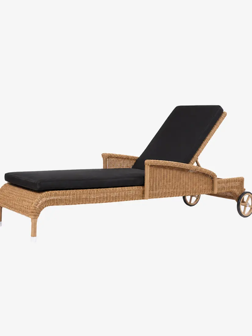 safi-sunlounge-with-arms-and-black-cushion