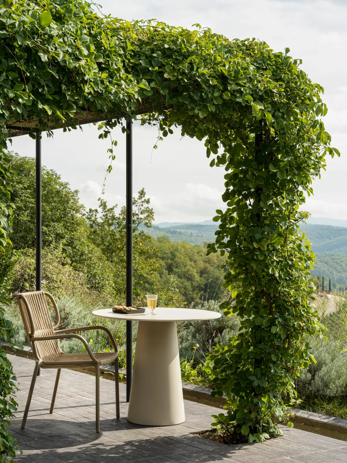 vincent-sheppard-sandro-bistro-table-ceramic-portland-ribbon-dining-chair-taupe-sand-hr