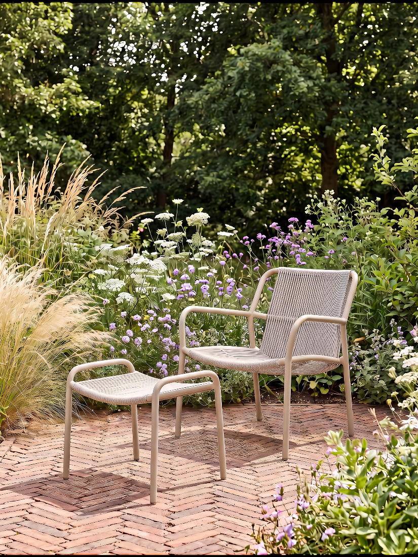 vincent-sheppard-sweep-lounge-chair-sweep-footrest-a1-300dpi