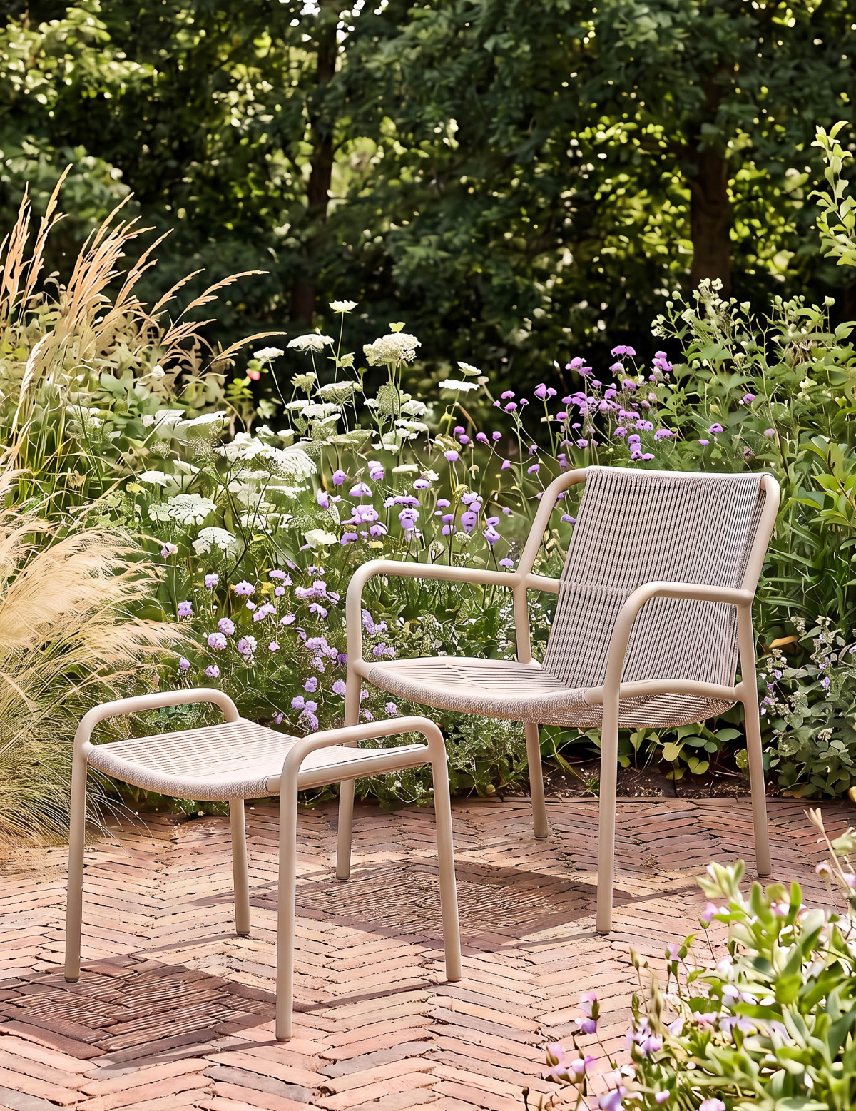 vincent-sheppard-sweep-lounge-chair-sweep-footrest-a1-300dpi