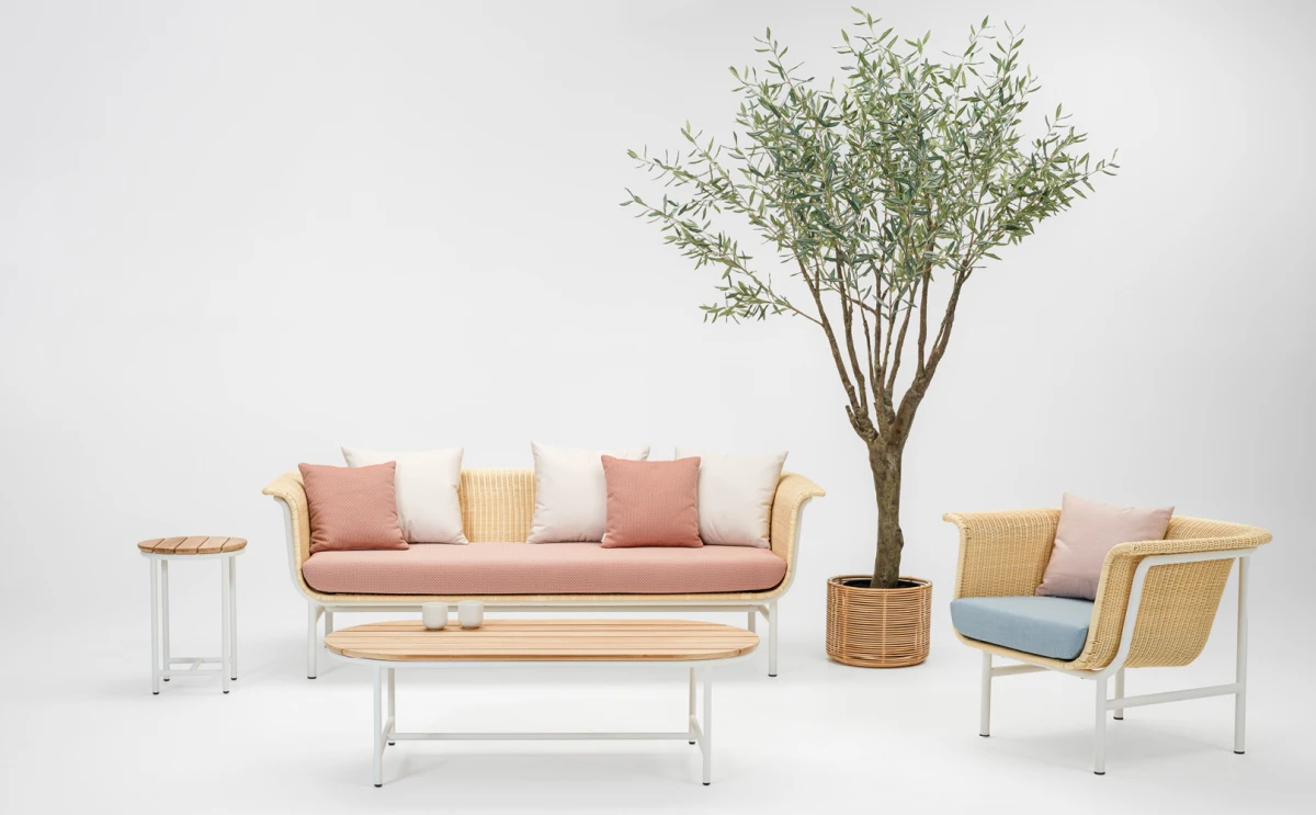 VincentSheppard_WickedLoungeSofa3SLoungeChairWhite_Landscape_extra_1616x1000