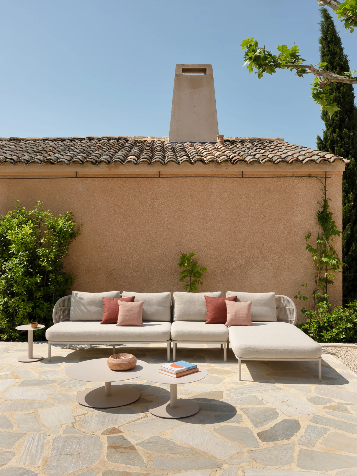 VincentSheppard_KodoModular_CoffeeTables_WhiteBoucle_Spice_Coral2_300dpi