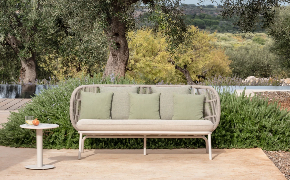 w1608h1000zcZCq85_vincent-sheppard-kodo-lounge-sofa-and-round-side-table